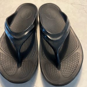 OOFOS size 8 excellent used condition, black
